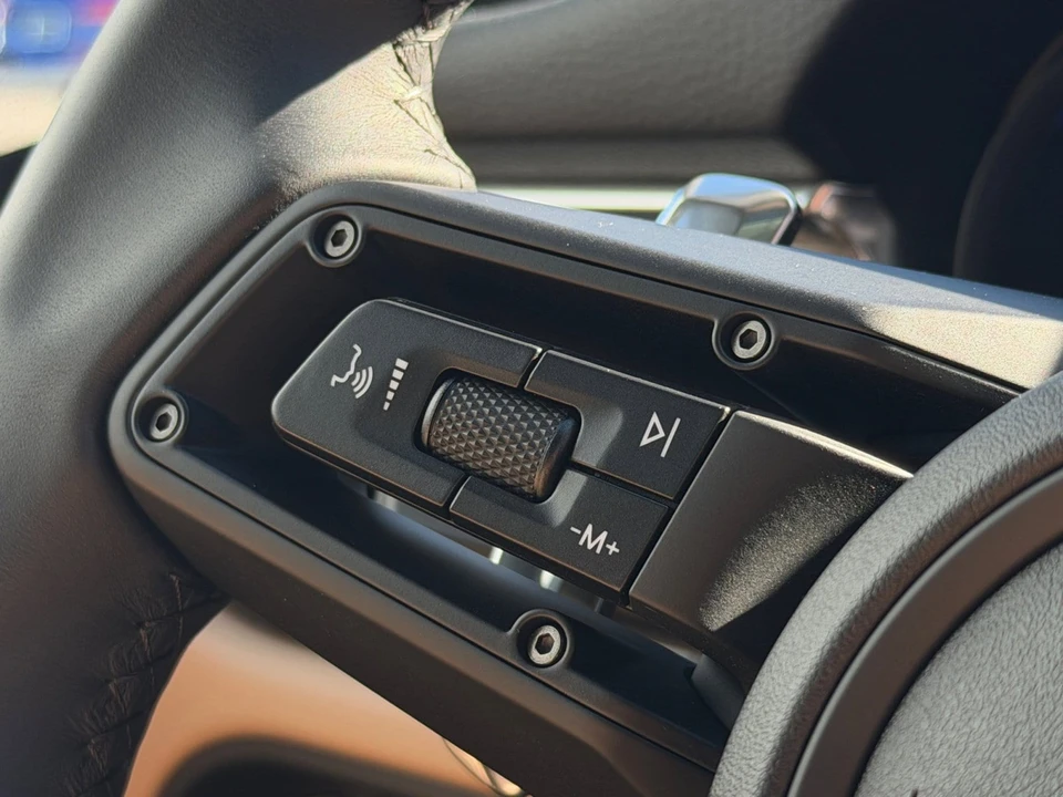 2025 Porsche Macan Electric - Image 28 of 31