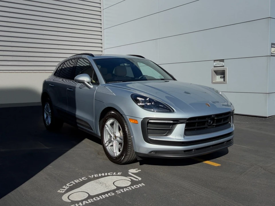 2025 Porsche Macan Electric - Image 7 of 31