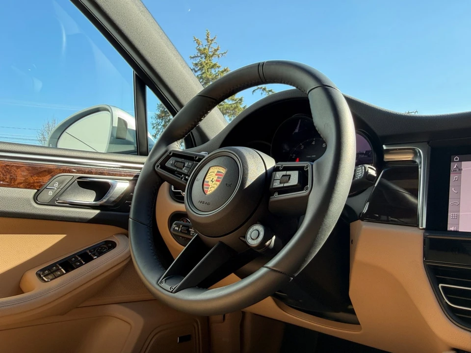 2025 Porsche Macan Electric - Image 24 of 31