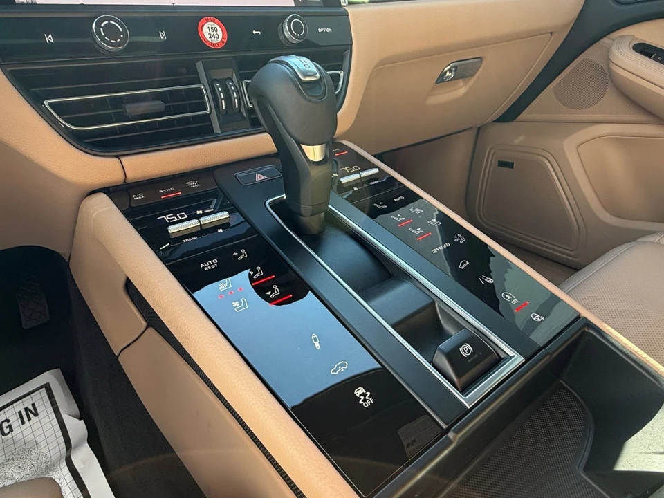 2025 Porsche Macan Electric - Image 22 of 31