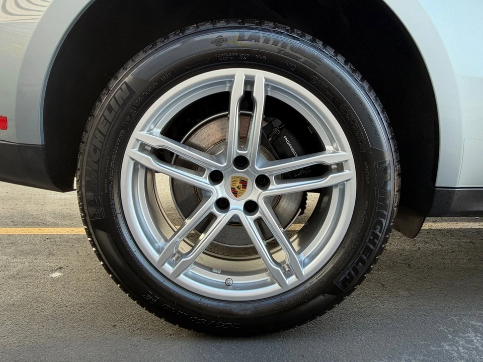 2025 Porsche Macan Electric - Image 9 of 31