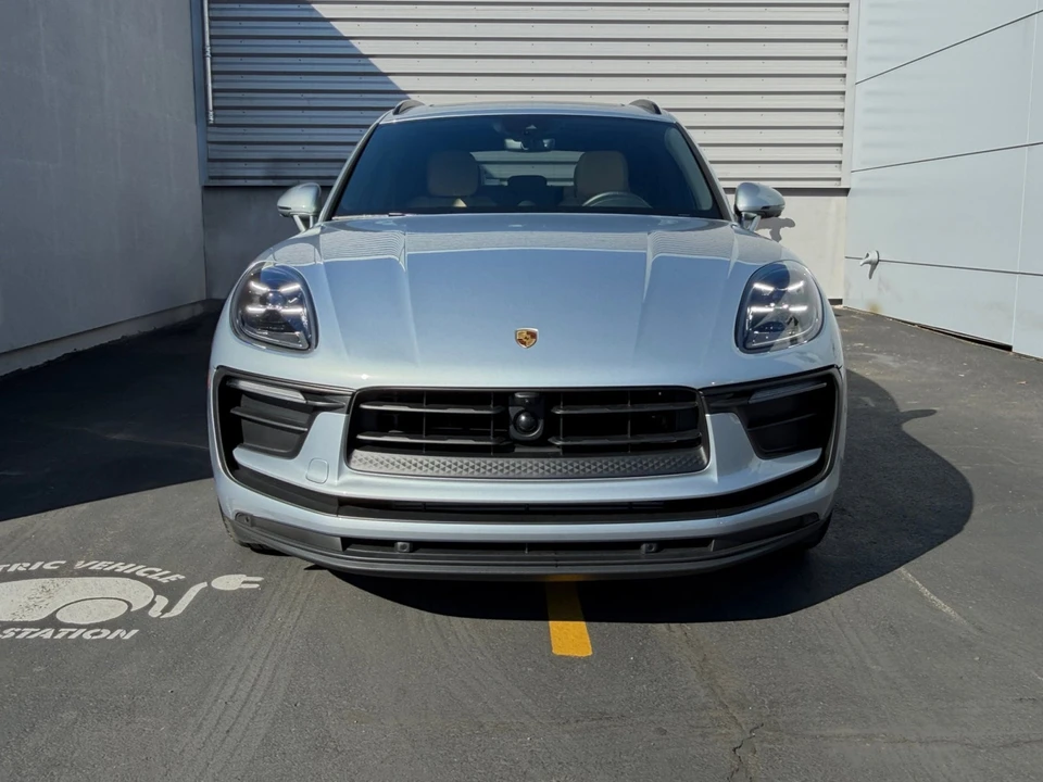 2025 Porsche Macan Electric - Image 6 of 31