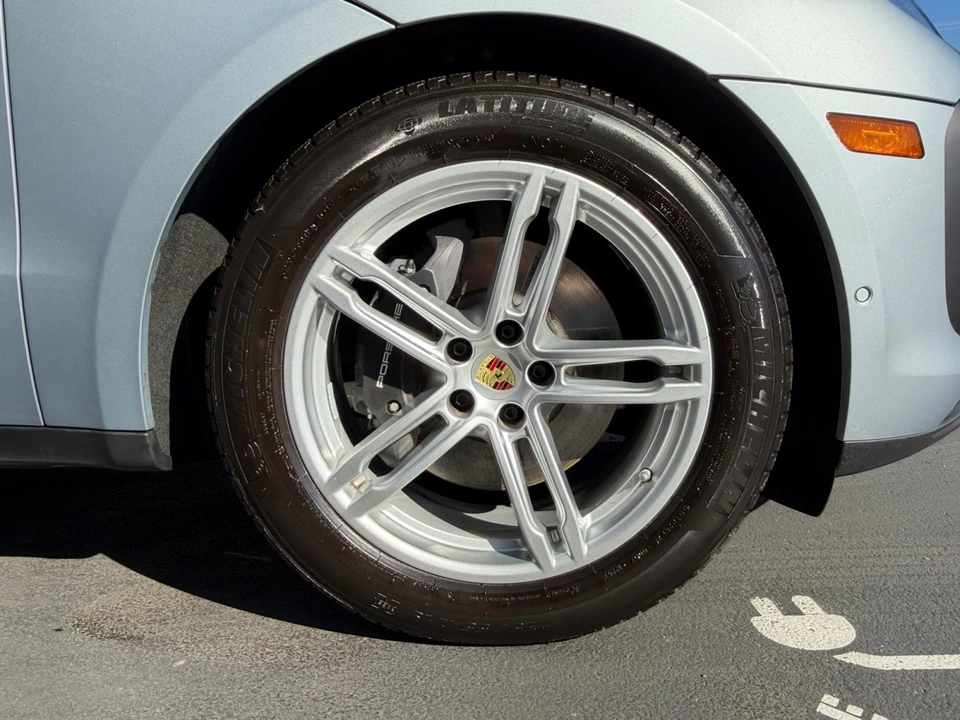 2025 Porsche Macan Electric - Image 8 of 31