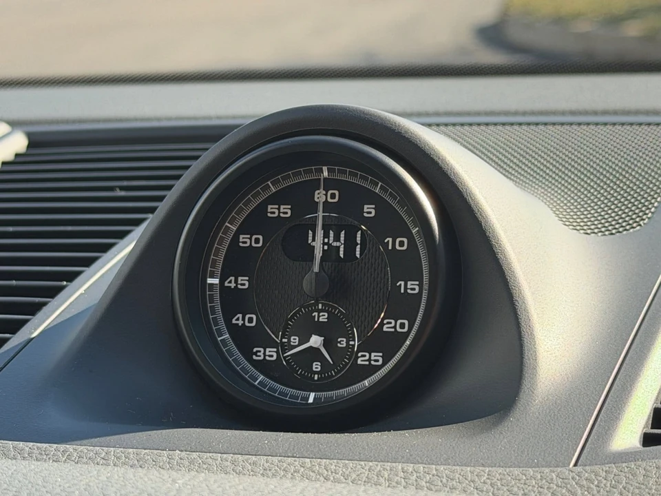 2025 Porsche Macan Electric - Image 29 of 31