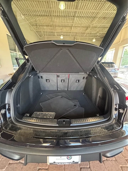 2025 Porsche Macan - Image 9 of 10