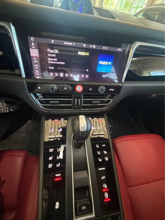 2025 Porsche Macan - Image 7 of 10