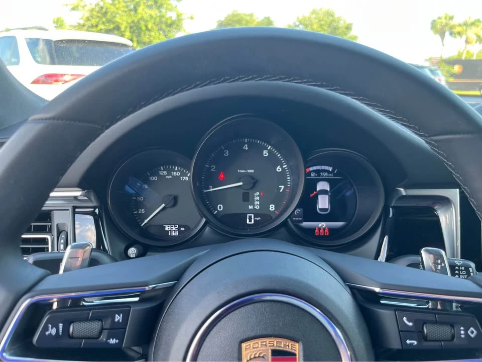 2025 Porsche Macan - Image 9 of 10