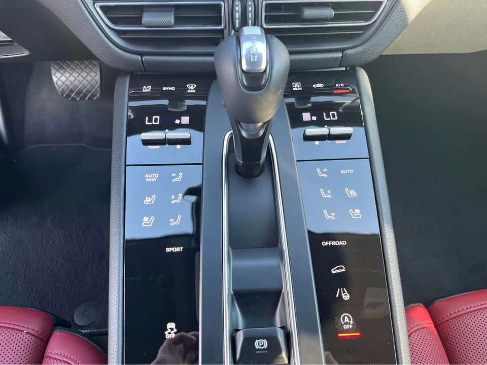 2025 Porsche Macan - Image 7 of 10