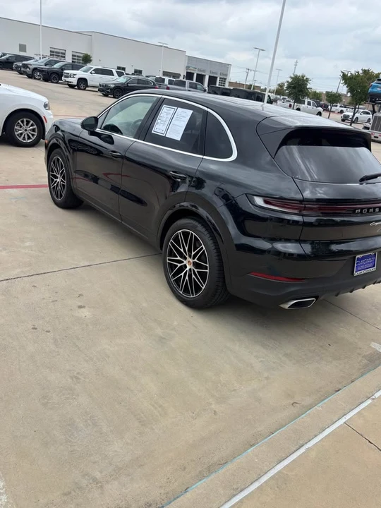 2025 Porsche Macan - Image 8 of 9
