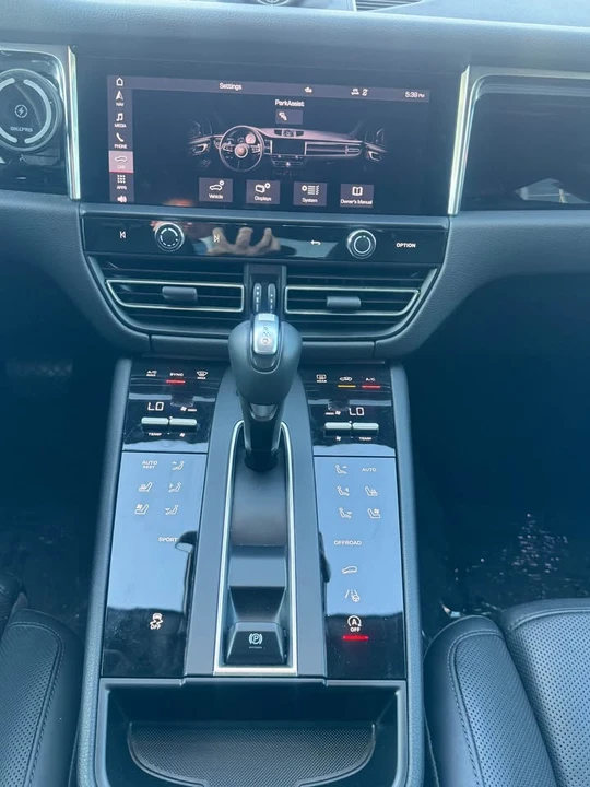 2025 Porsche Macan - Image 12 of 15