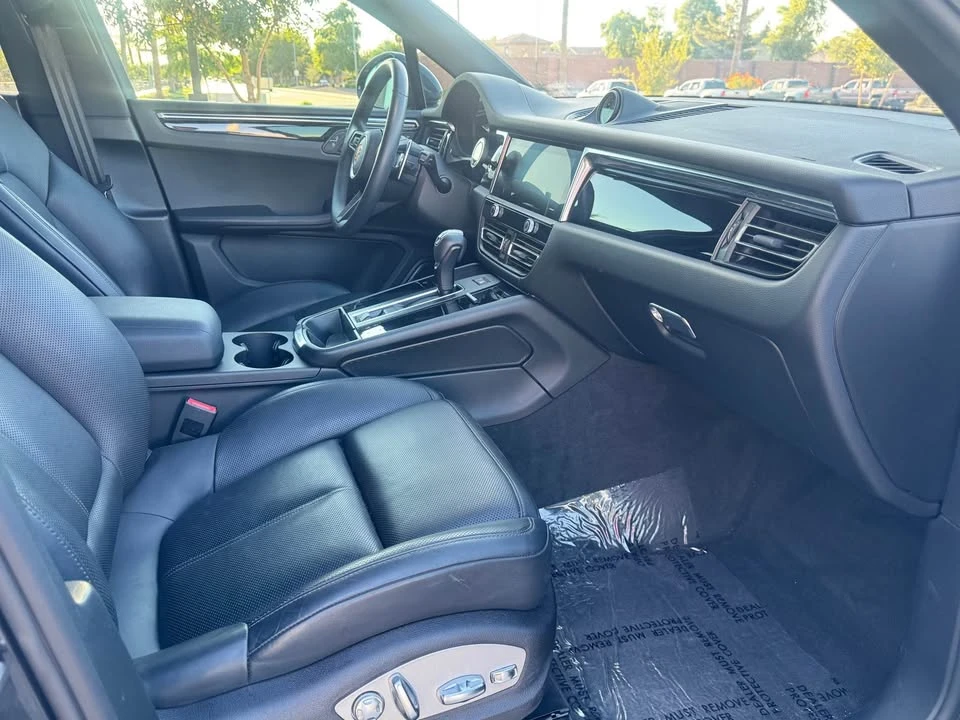 2025 Porsche Macan - Image 9 of 15