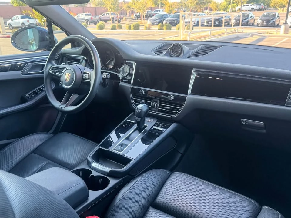 2025 Porsche Macan - Image 10 of 15
