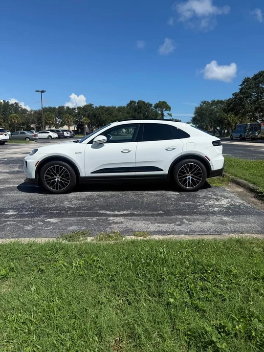 2025 Porsche Macan - Image 2 of 11