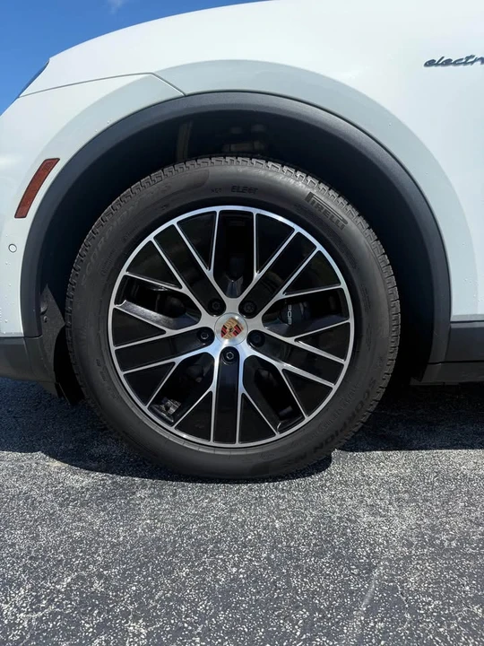 2025 Porsche Macan - Image 6 of 11