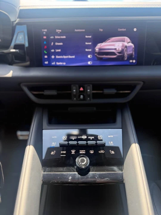 2025 Porsche Macan - Image 11 of 11