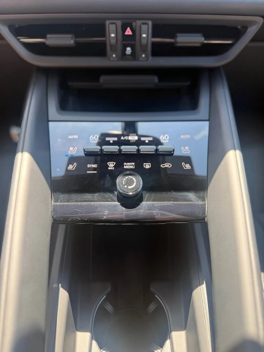 2025 Porsche Macan - Image 10 of 11