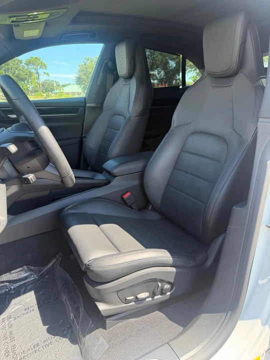 2025 Porsche Macan - Image 8 of 11