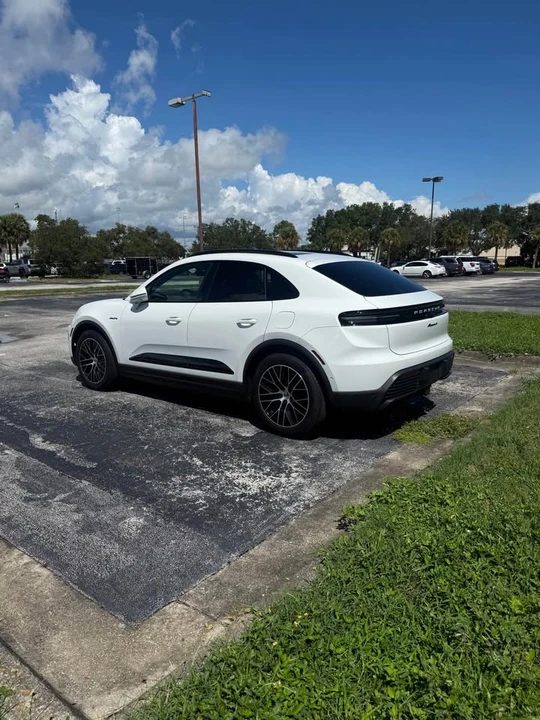 2025 Porsche Macan - Image 3 of 11