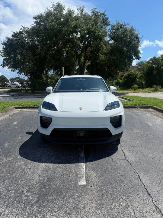 2025 Porsche Macan - Image 5 of 11