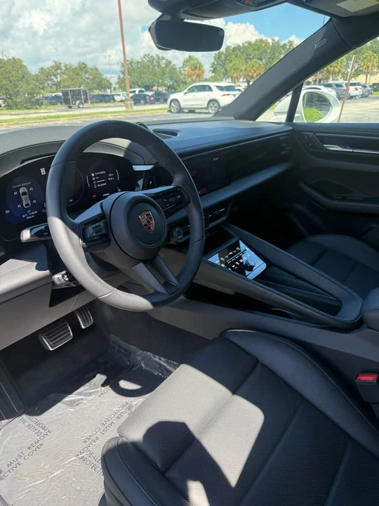 2025 Porsche Macan - Image 7 of 11