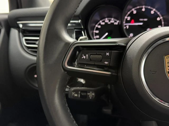 2025 Porsche Macan - Image 23 of 31