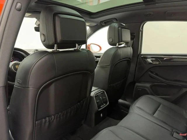 2025 Porsche Macan - Image 14 of 31