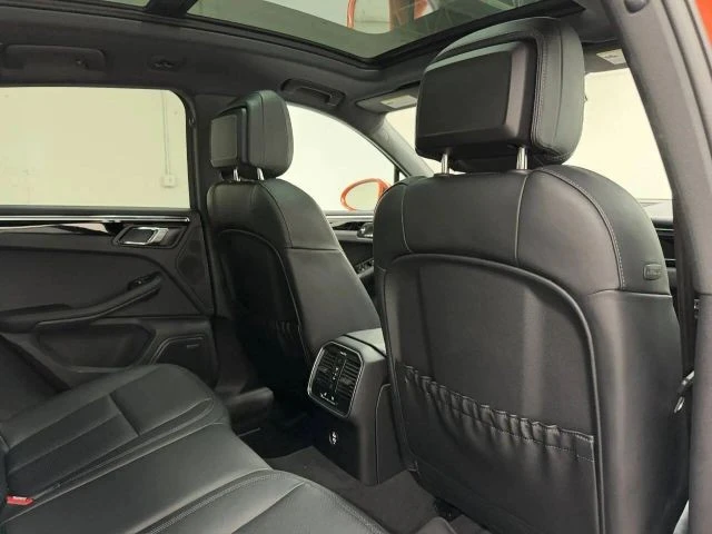 2025 Porsche Macan - Image 15 of 31