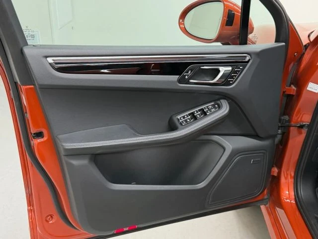 2025 Porsche Macan - Image 19 of 31