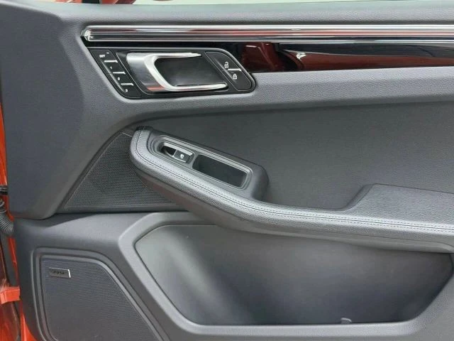 2025 Porsche Macan - Image 21 of 31