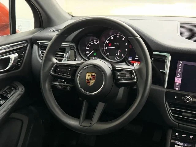 2025 Porsche Macan - Image 22 of 31