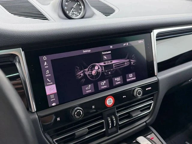 2025 Porsche Macan - Image 28 of 31