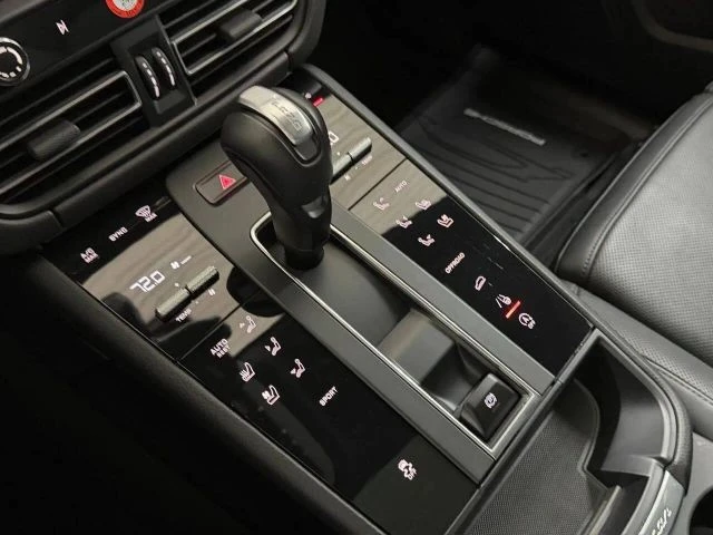 2025 Porsche Macan - Image 27 of 31