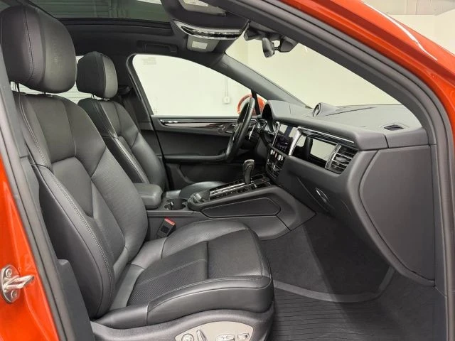 2025 Porsche Macan - Image 12 of 31