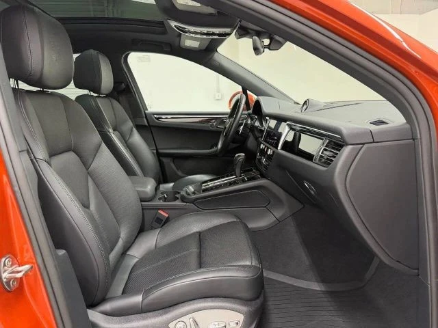 2025 Porsche Macan - Image 12 of 31