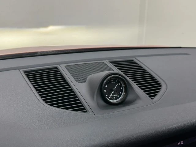 2025 Porsche Macan - Image 26 of 31
