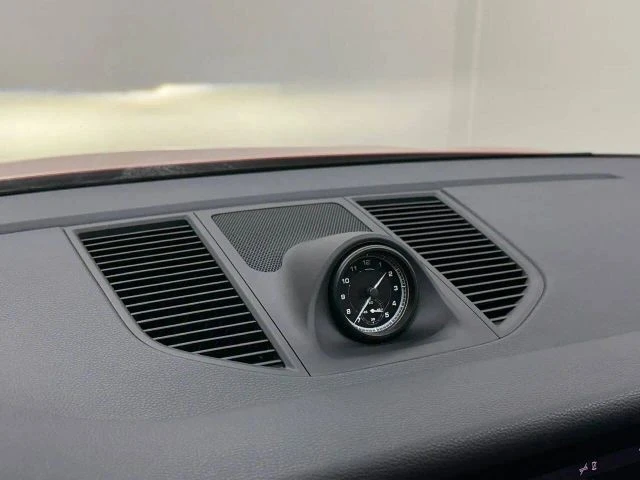 2025 Porsche Macan - Image 26 of 31