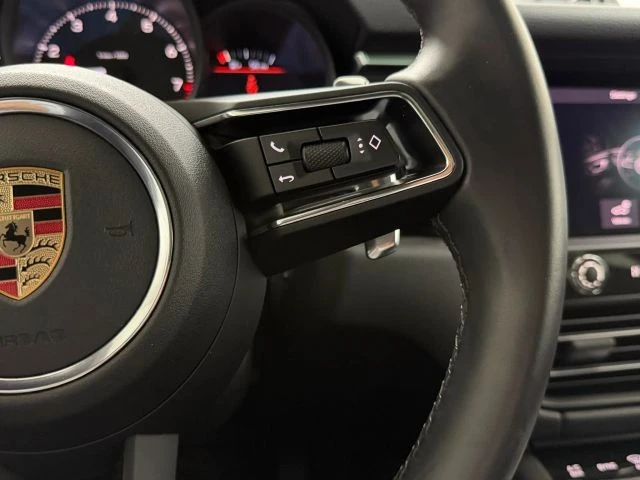 2025 Porsche Macan - Image 24 of 31