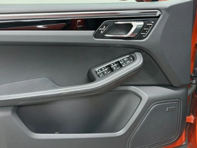 2025 Porsche Macan - Image 18 of 31