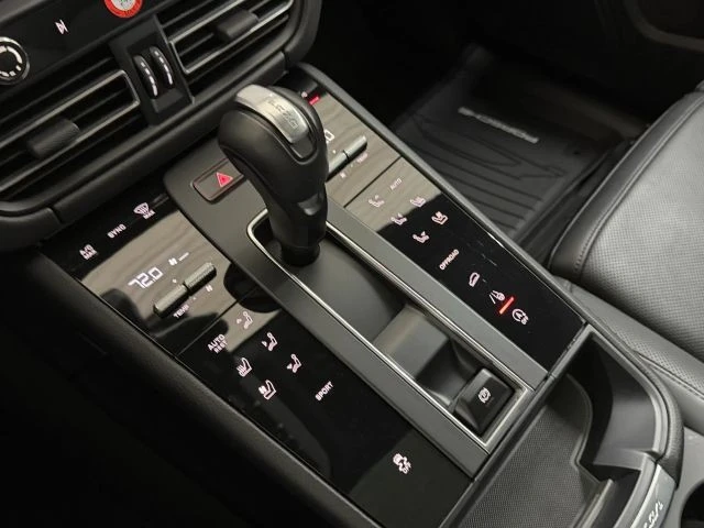 2025 Porsche Macan - Image 27 of 31