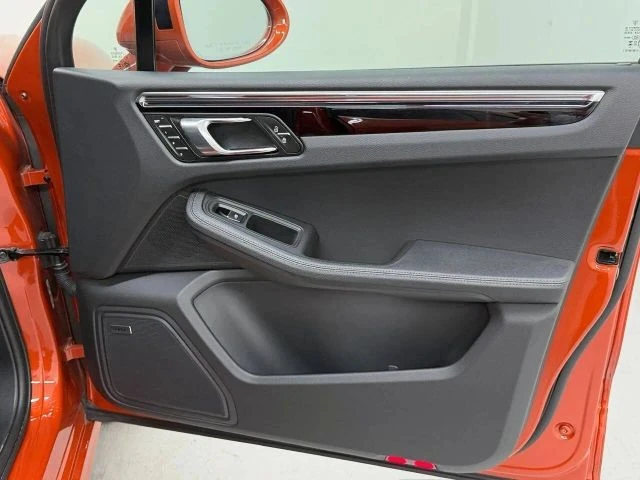 2025 Porsche Macan - Image 20 of 31