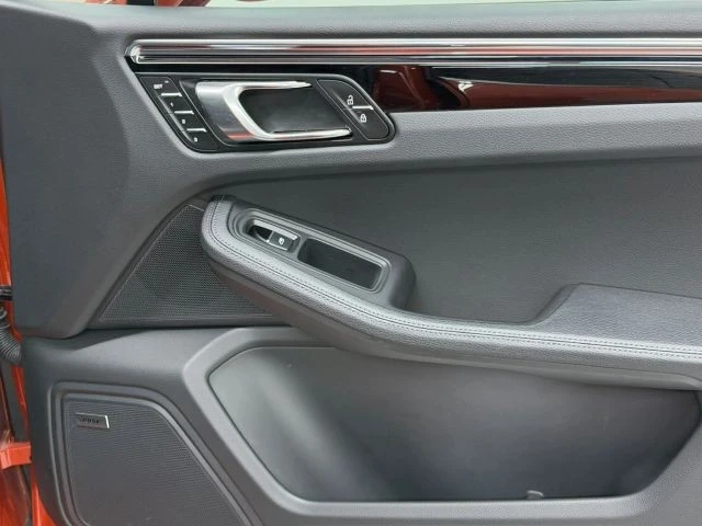 2025 Porsche Macan - Image 21 of 31