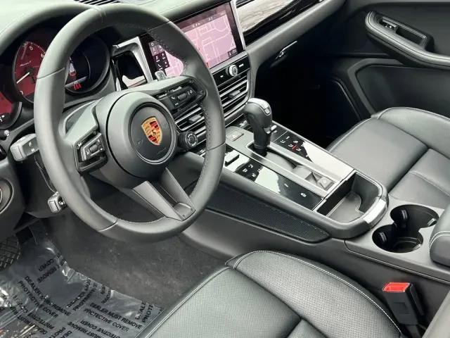 2025 Porsche Macan T - Image 4 of 9