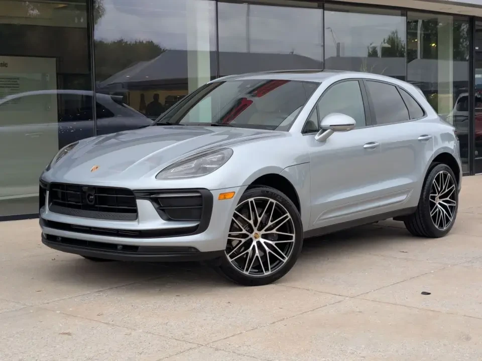 2025 Porsche Macan T - Image 5 of 6
