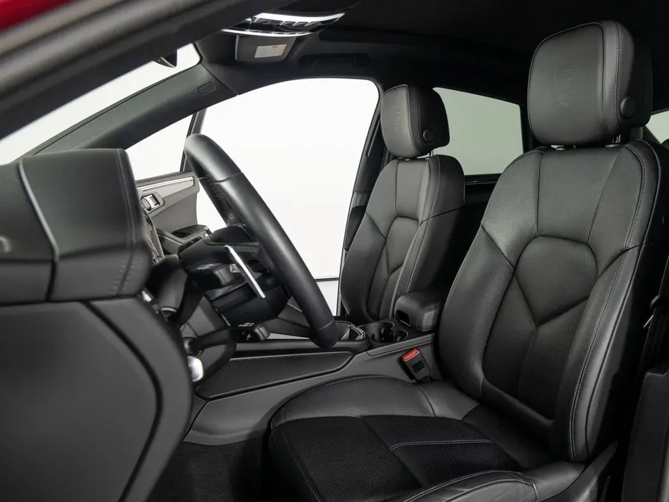 2025 Porsche Macan T - Image 5 of 6