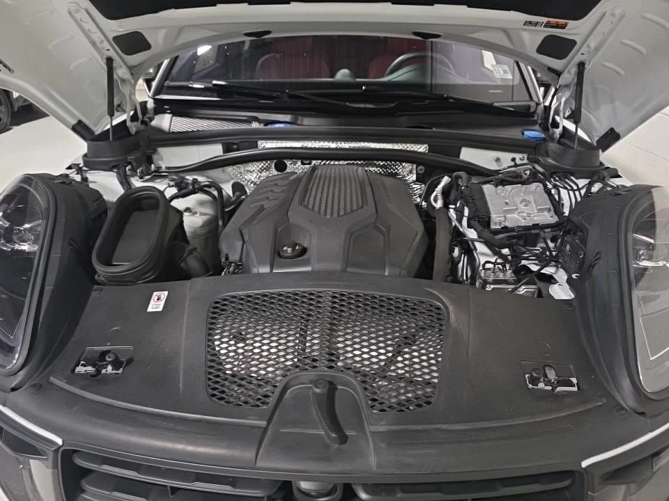 2025 Porsche Macan T - Image 13 of 14