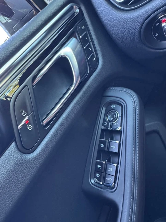 2025 Porsche Macan T - Image 17 of 20