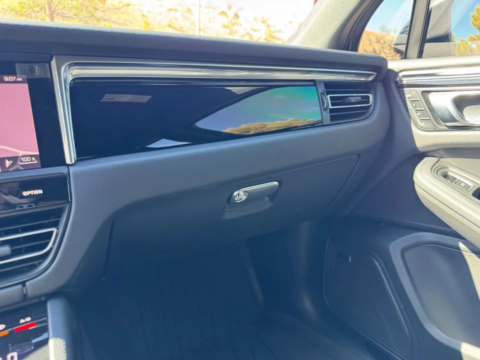 2025 Porsche Macan T - Image 18 of 20