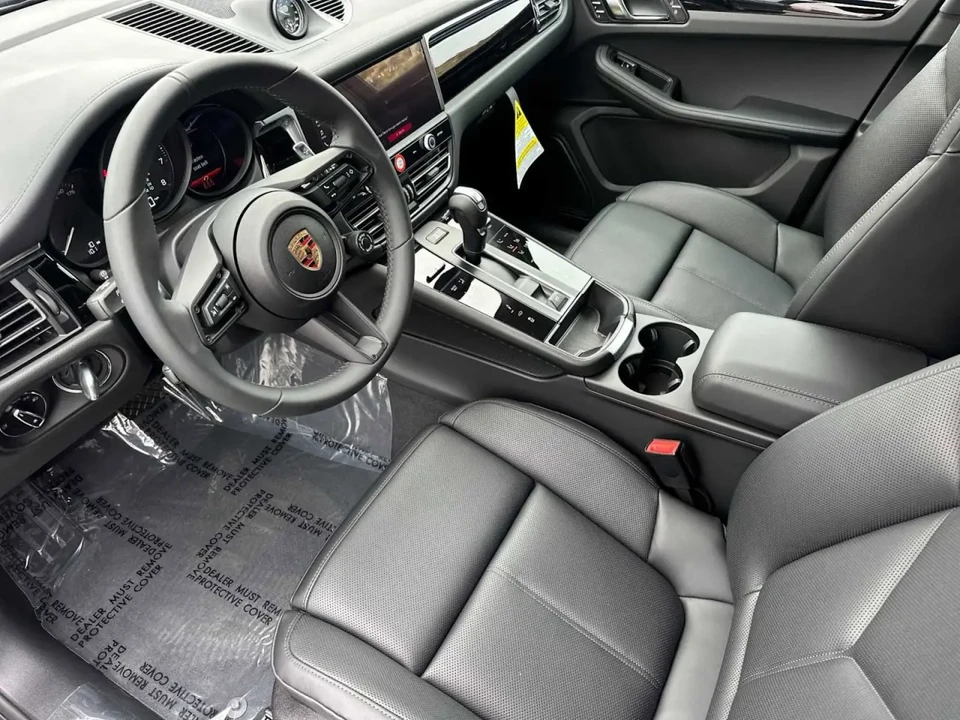 2025 Porsche Macan T - Image 5 of 7
