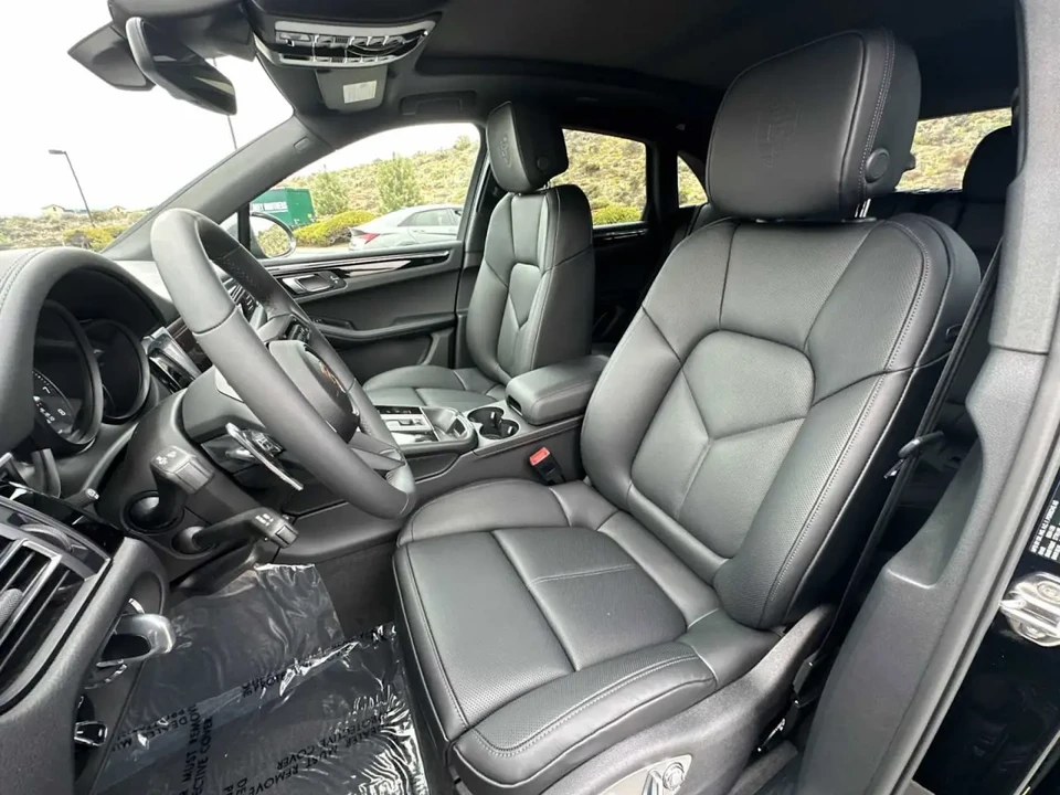 2025 Porsche Macan T - Image 6 of 7