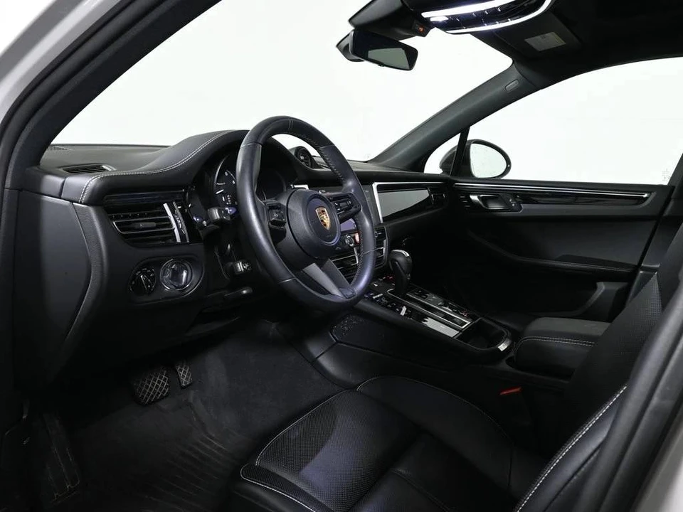 2025 Porsche Macan T - Image 4 of 4